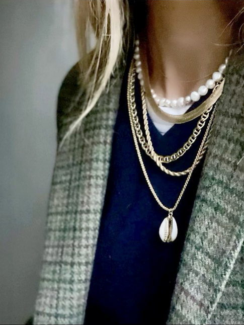 Pendentif coquillage + pull bleu marine + blazer subtilement dsuet = le bon mix