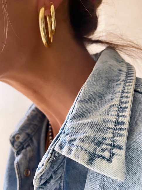 Jean + massives boucles d'oreilles = le bon mix