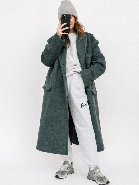Rien de tel qu'un pardessus pour donner du chien  un total look jogging !