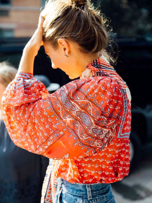 Jean taille haute + ample blouse imprime = le bon mix