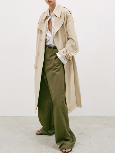 Mlant trench mi-long, pantalon large kaki et chemise lgrement dboutonne, ce look a tout bon !