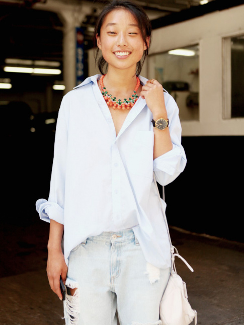 Rien de tel qu'un collier folk pour twister un look casual boyish !
