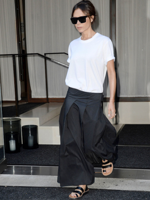 Oui au tlescopage entre tee-shirt casual et longue jupe monacale !