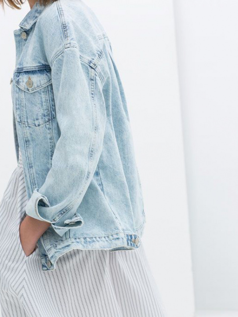 Rien de tel qu'une veste en jean un peu grande pour rchauffer une robe estivale !
