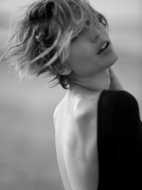 Cheveux courts + dos nu = le bon mix