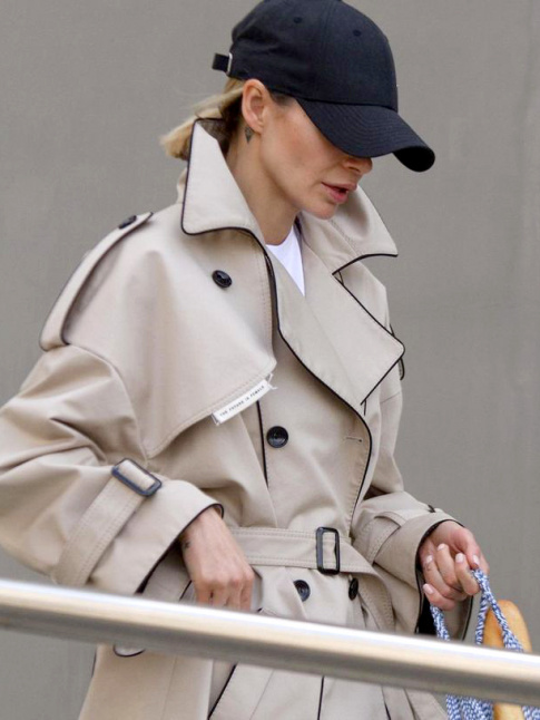 Casquette bleu marine + trench oversize ceintur = le bon mix