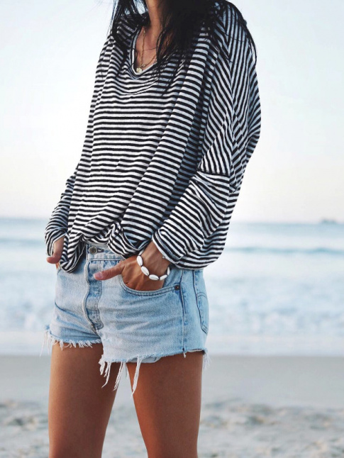 Marinire loose + short en jean + bijou coquillage = le bon mix
