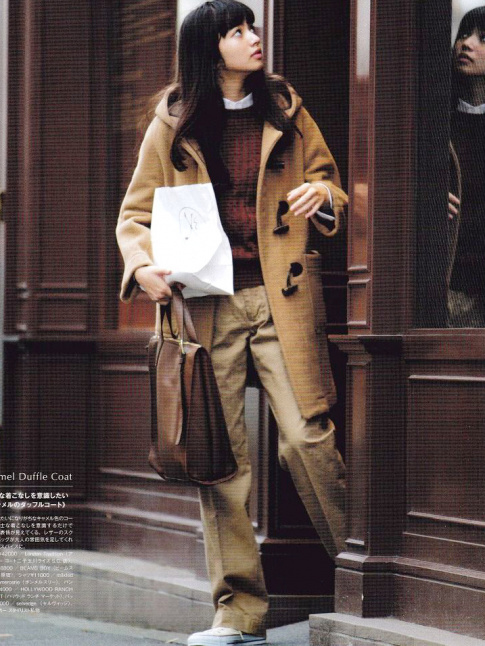 Duffle-coat beige + pantalon en toile bien long + converses = le bon mix