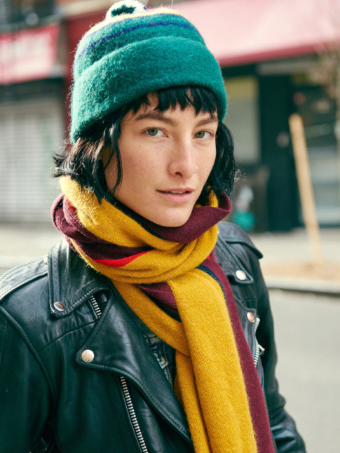 Rien de tel que le duo charpe/bonnet color pour gayer un perfecto en cuir noir !