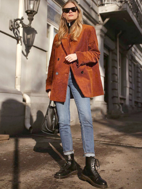 Bottines noires + jean + blazer marron en velours ctel = le bon mix