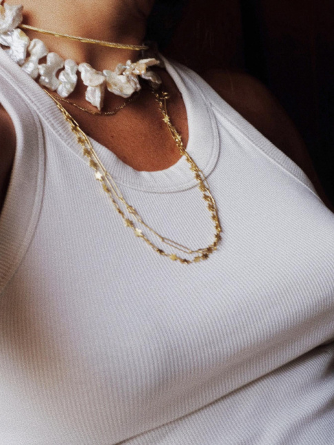 Dbardeur casual et accumulation de colliers font souvent bon mnage !