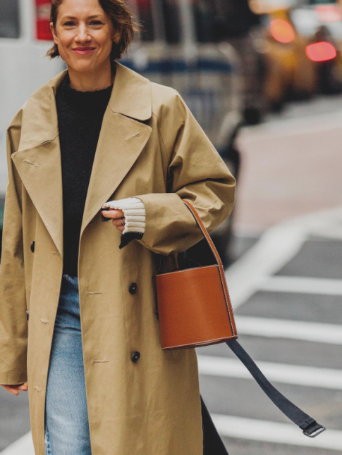 Trench oversize + mini sac seau = le bon mix