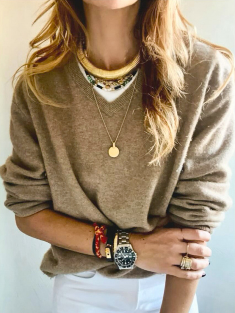 Plus la tenue est simple, plus l'accumulation de bijoux sonne juste !