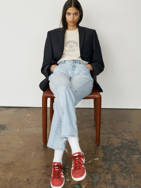 Blazer + jean clair + baskets rouges = le bon mix