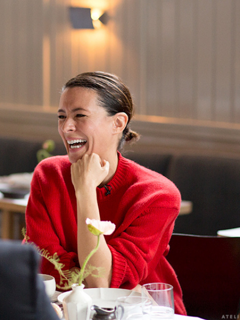 Maxi sourire + pull rouge = le bon mix