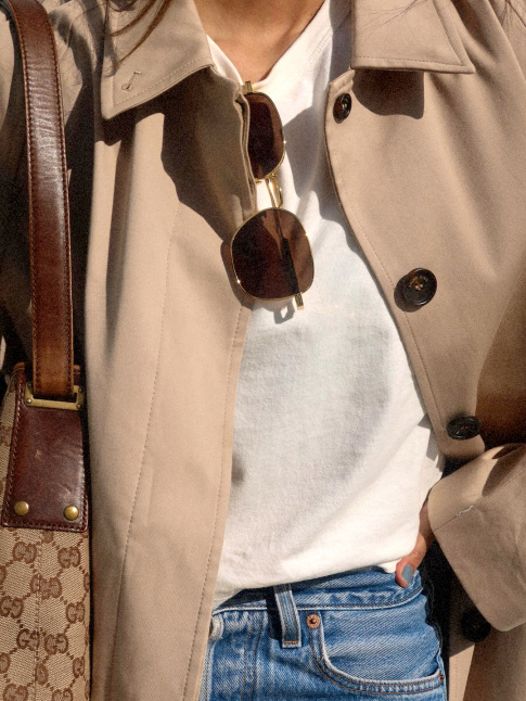 Trench + tee-shirt blanc + jean clair + lunettes aviateur = le bon mix