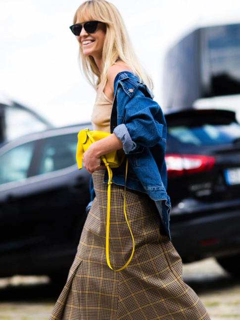 Rien de tel que d'investir dans un accessoire de couleur vive pour booster des tenues aux teintes sages !