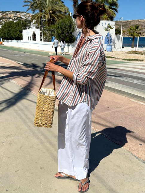 Afin d'arer les looks large sur large, on pense  roulotter les manches et  dboutonner la chemise...