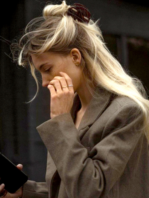 Rien de tel qu'une coiffure dsinvolte pour patiner la dgaine 