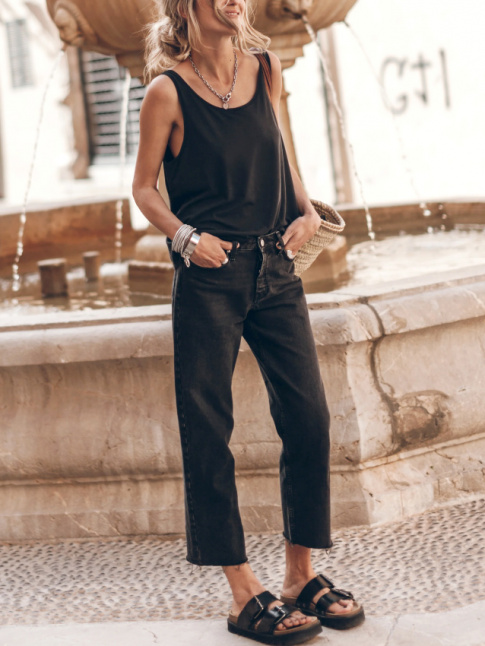 Simple et efficace, ce total look noir a tout bon !