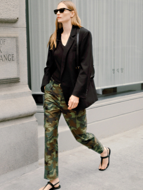 Oui au pantalon camouflage port avec un blazer et des tongs noires !