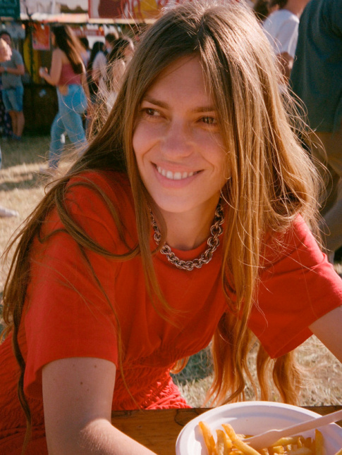 Tee-shirt rouge orang + collier chanette + coiffure naturelle = le bon mix