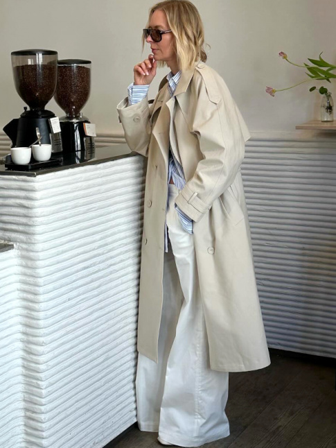 Jean large blanc + chemise raye + trench clair + morning fog = le bon mix