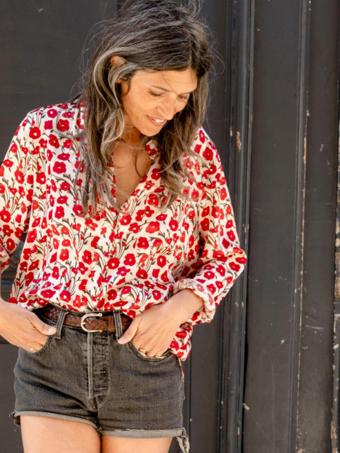 Fleurettes rouges, short en jean noir dlav et lger hle sont faits pour vivre ensemble !