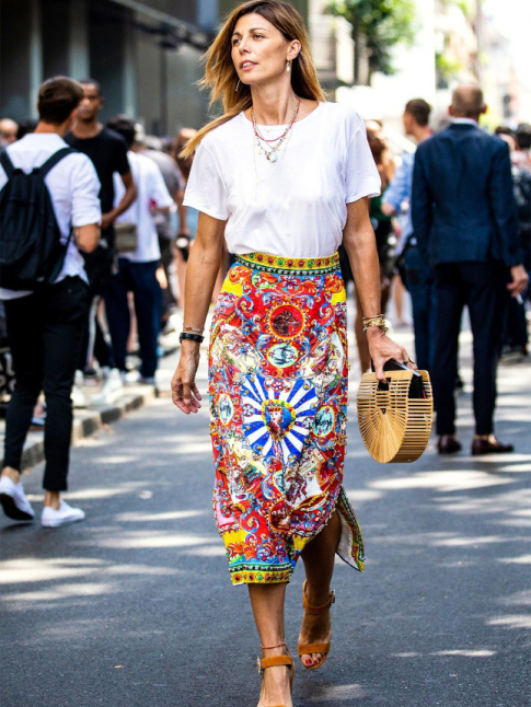 Jupe sophistiqu colore + tee-shirt blanc = le bon mix