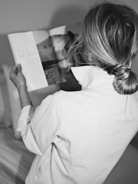 Oui au tlescopage entre la rigueur d'un col de chemise et la nonchalance d'un chignon flou !