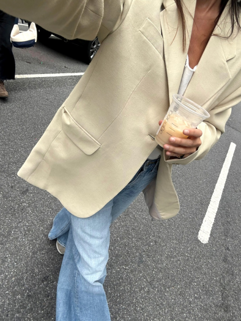 Rien de tel qu'un blazer blanc cass pour aborder la rentre sur une note lumineuse !