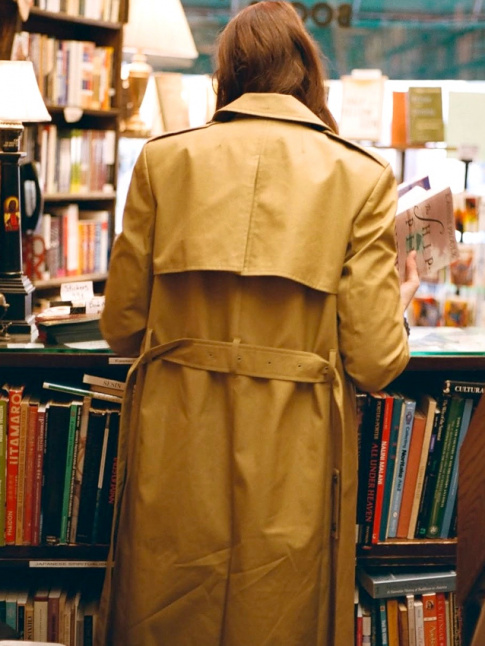 Beau trench + librairie = le bon mix