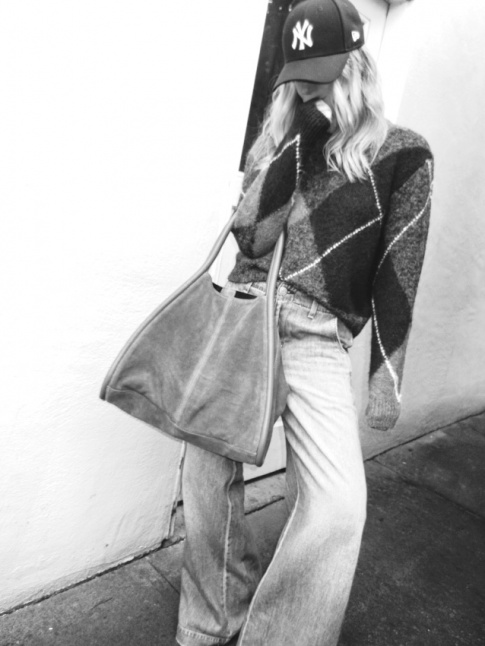 Pull loose  carreaux + casquette sportswear + jean large = le bon mix
