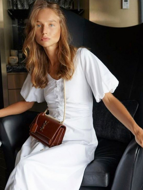 Robe blanche + petit sac marron = le bon mix