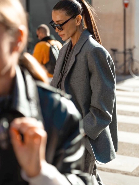 Blazer lgrement surdimensionn + queue de cheval haute = le bon mix
