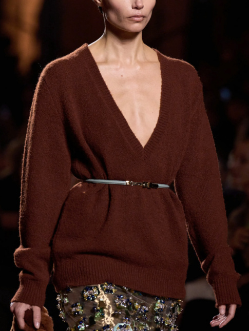 Sans tre nouveau, le gimmick du pull ceintur taille haute ne manque pas de charme