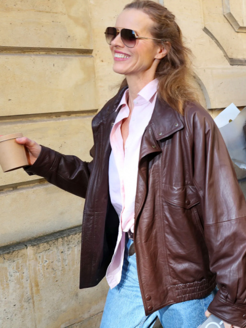 Rien de tel qu'un rose subtil pour accompagner un blouson en cuir marron !