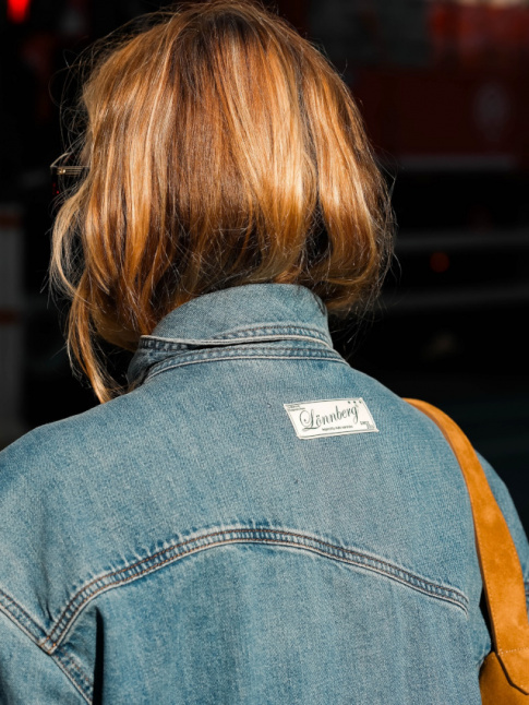 Chevelure miel + veste en jean = le bon mix