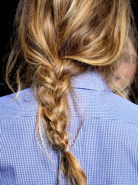 Tresse nonchalante + chemise masculine = le bon mix