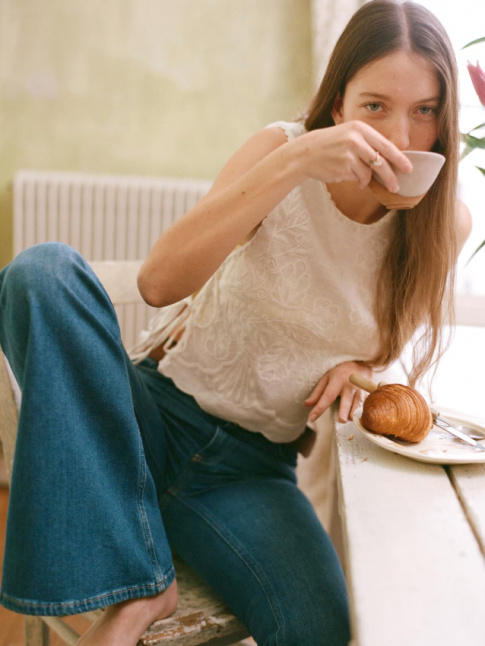 Jean flare + top blanc romantique = le bon mix