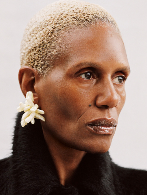 Coupe courte + boucles d'oreilles imposantes = le bon mix