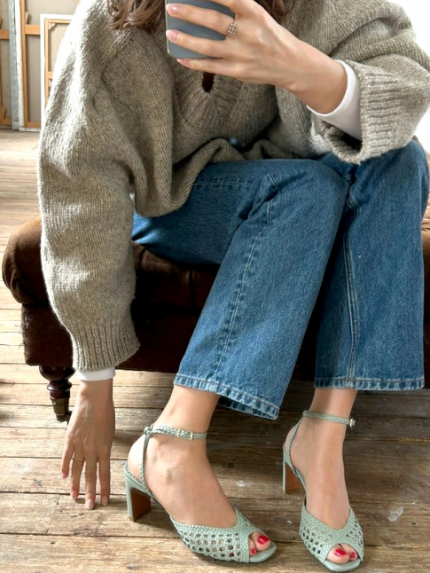 Oui au contraste entre le confort d'un gros pull et la sophistication d'une paire de sandales vert d'eau !