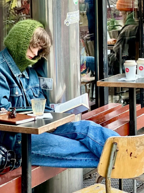 Un bon livre + une cagoule confortable + un caf = le bon mix