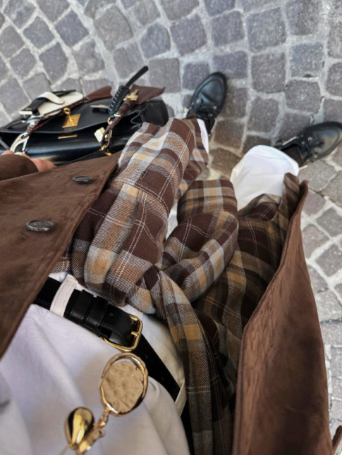 Le gimmick de la chemise  carreaux noue autour de la taille semble sur le point de revenir...