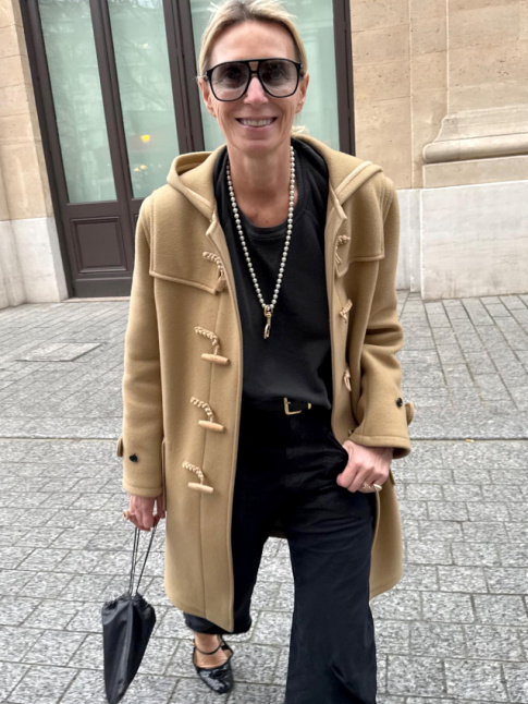 Duffle-coat + pieds nus dans des ballerines = le bon mix