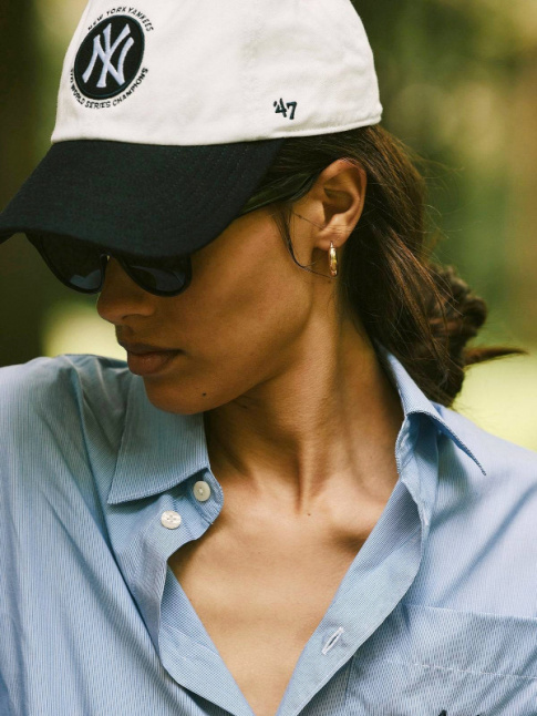 Chemise d'homme + boucles d'oreilles + casquette = le bon mix