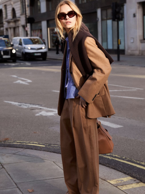 Rien de tel que des rayures verticales bleues pour faire respirer un costume caramel !