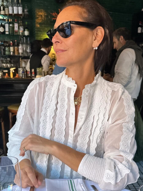 Oui  la rencontre entre Wayfarers et blouse ultra romantique !