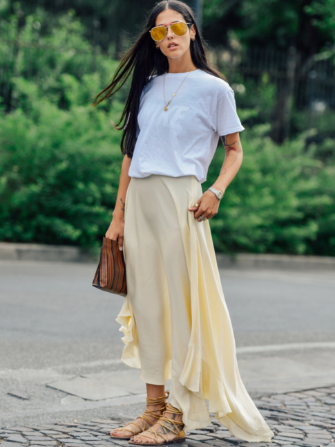 Tee-shirt blanc + jupe fluide jaune ple = le bon mix