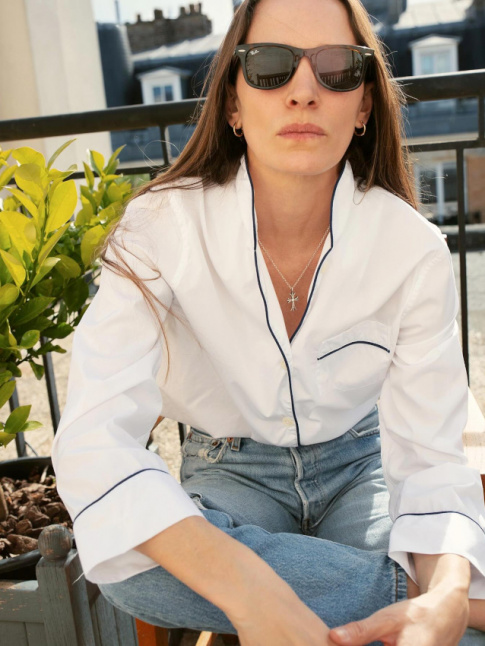 Rien de tel qu'une chemise de pyjama pour rafrachir un look casual-printanier !